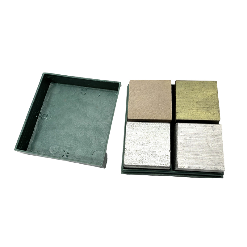 Bloques de densidad de grupo de cubos (cobre, hierro, aluminio, madera) para la enseñanza de densidad física